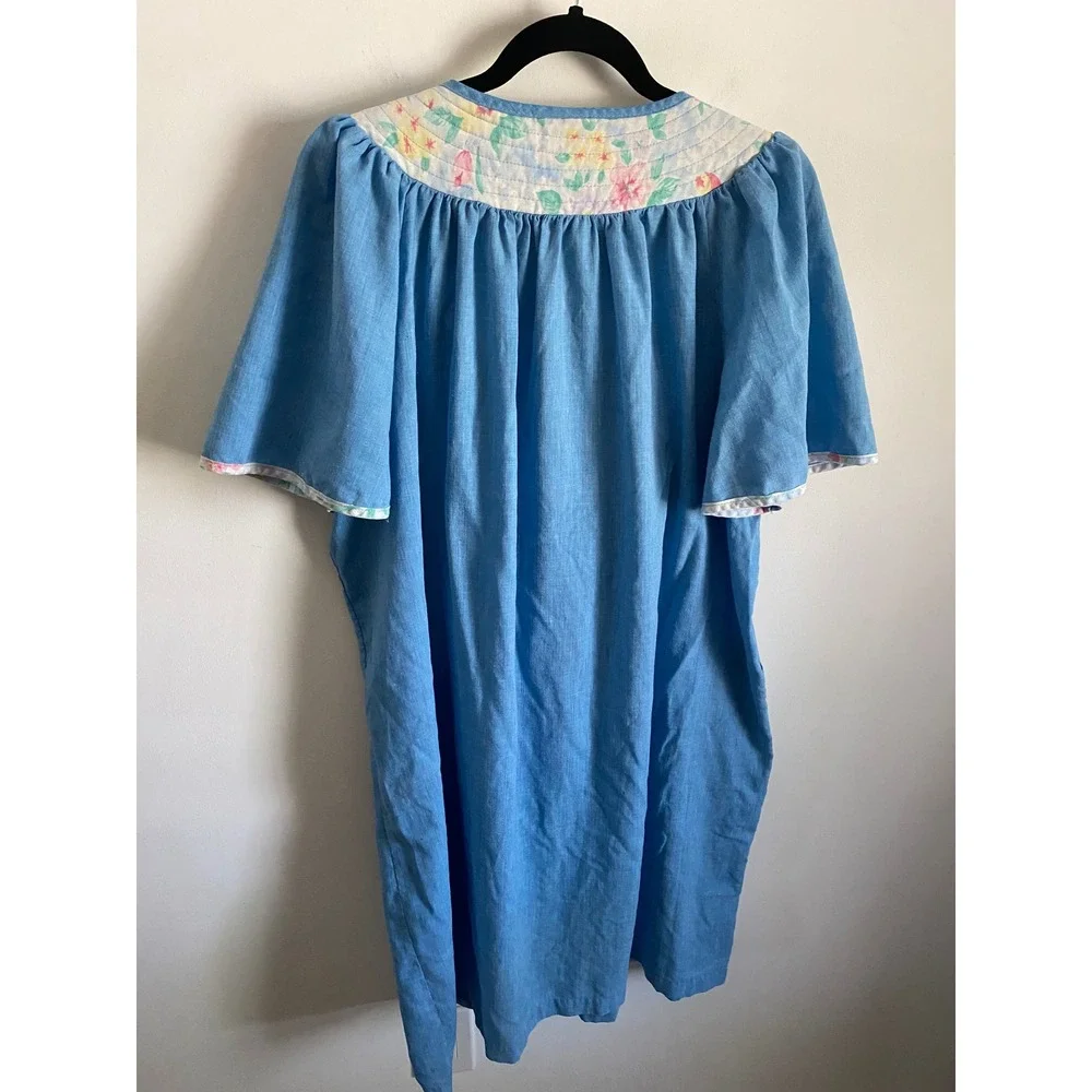 Simply Basic Blue Snap Front House Dress Floral Quilted Yoke Short Sleeve Pocket